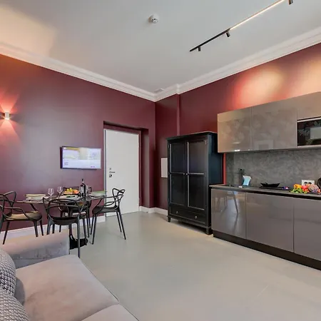 Seven - Via Matteotti 178 4*