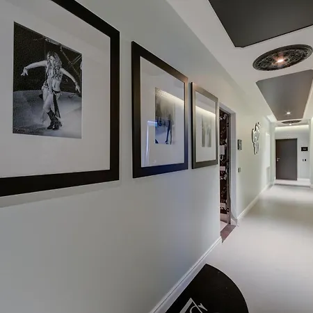 Seven - Via Matteotti 178 Aparthotel 4*