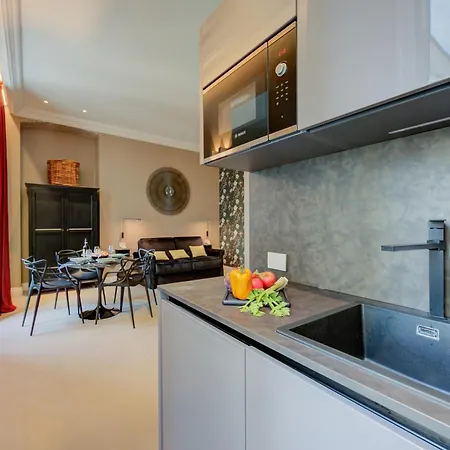 Seven - Via Matteotti 178 Apartmanhotel 4*